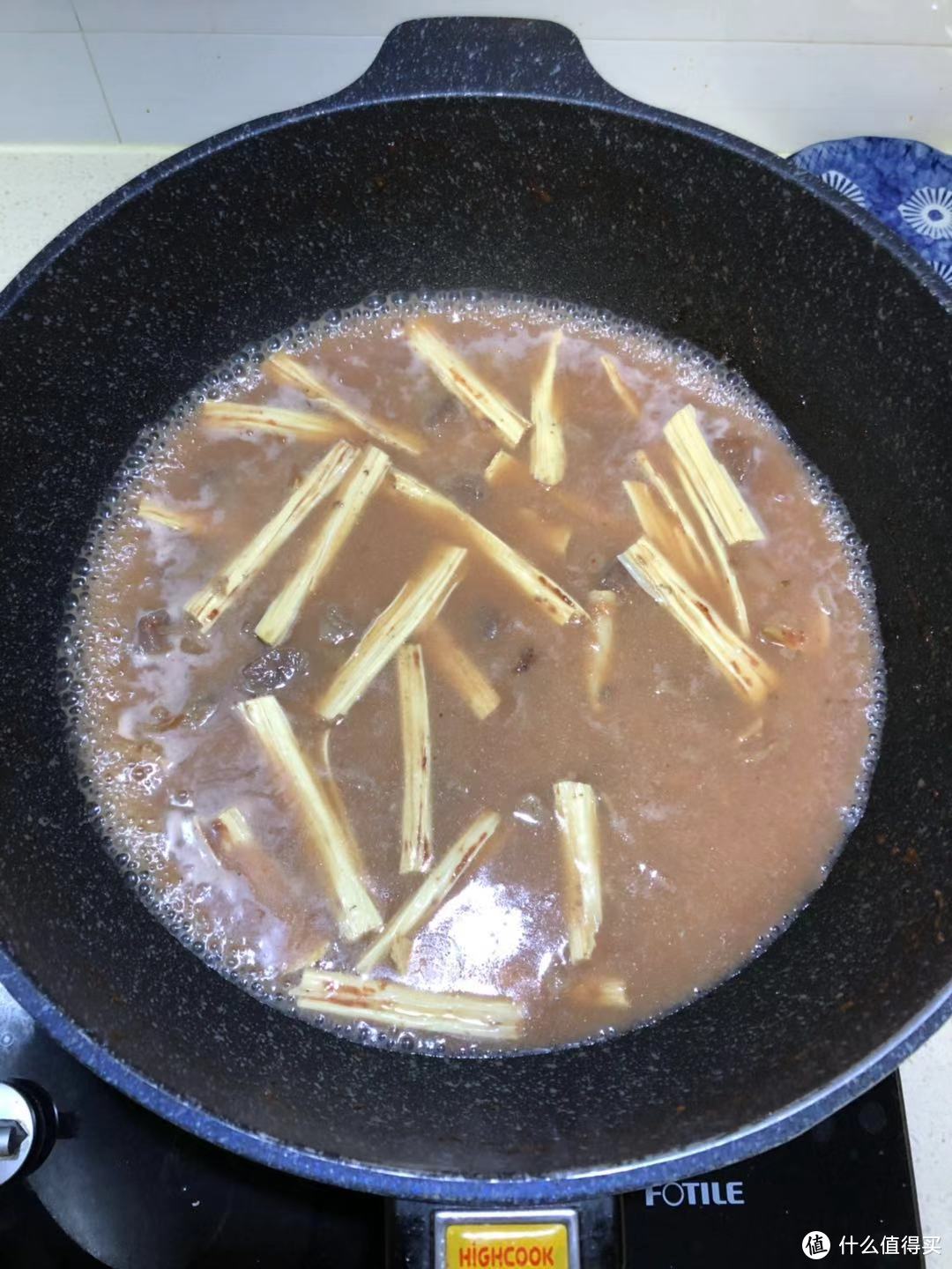 加入肉汤开始煮