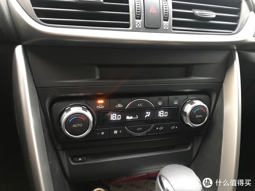 空调控制。右侧按钮可以将主副驾驶的温控分开控制。