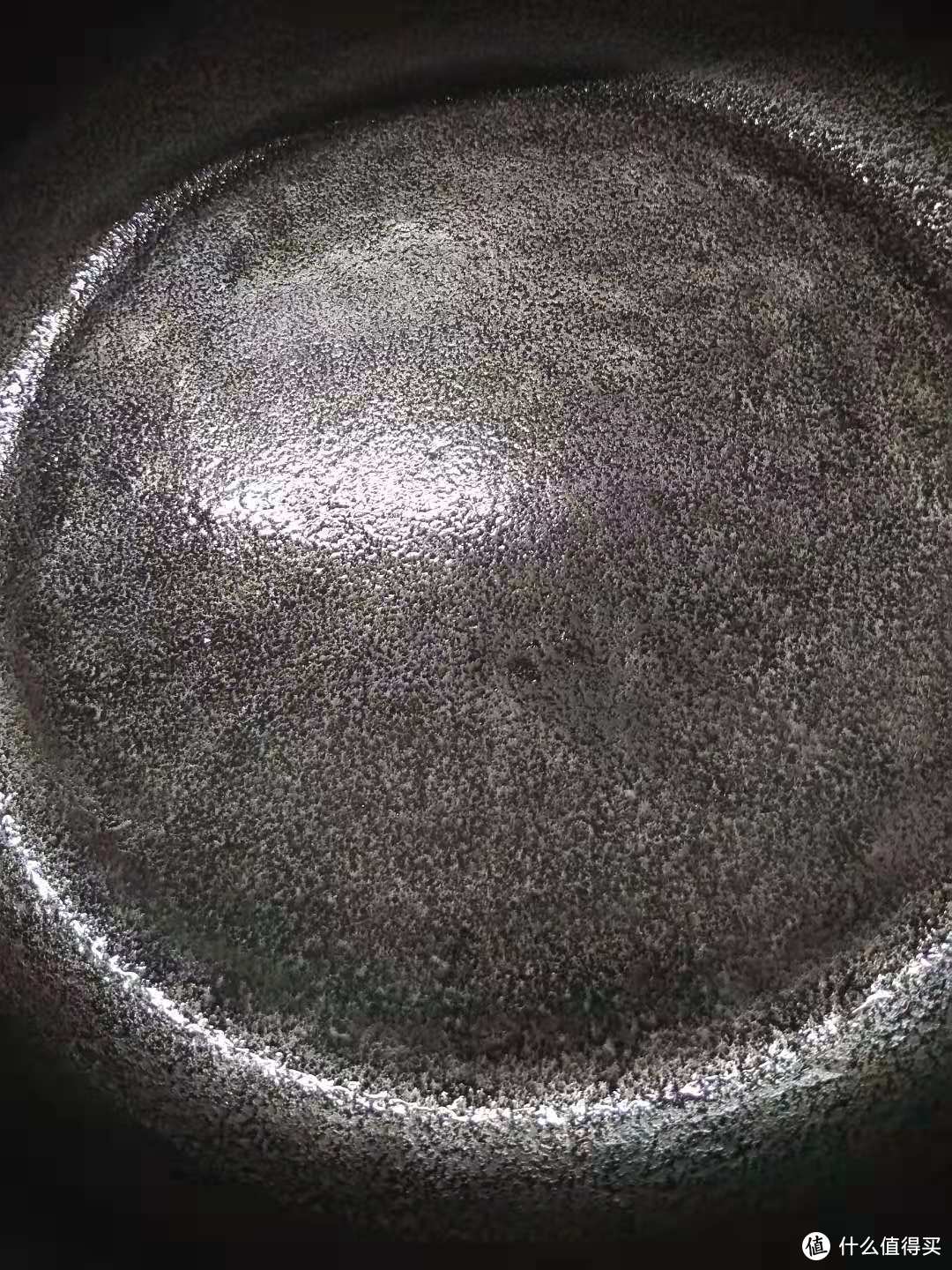 砂纸打磨后用热猪油涂抹后的铸铁锅底