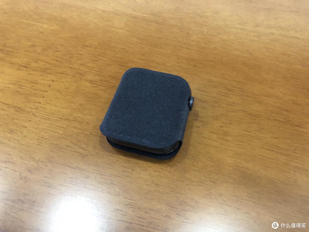 购于苹果官网,44mm蜂窝板白色的包装纸,正面压印applewatch标志,摸