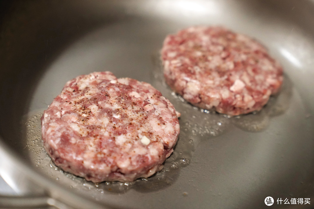 从选肉，到面包胚、酱汁的制作，教你复刻经典牛肉汉堡
