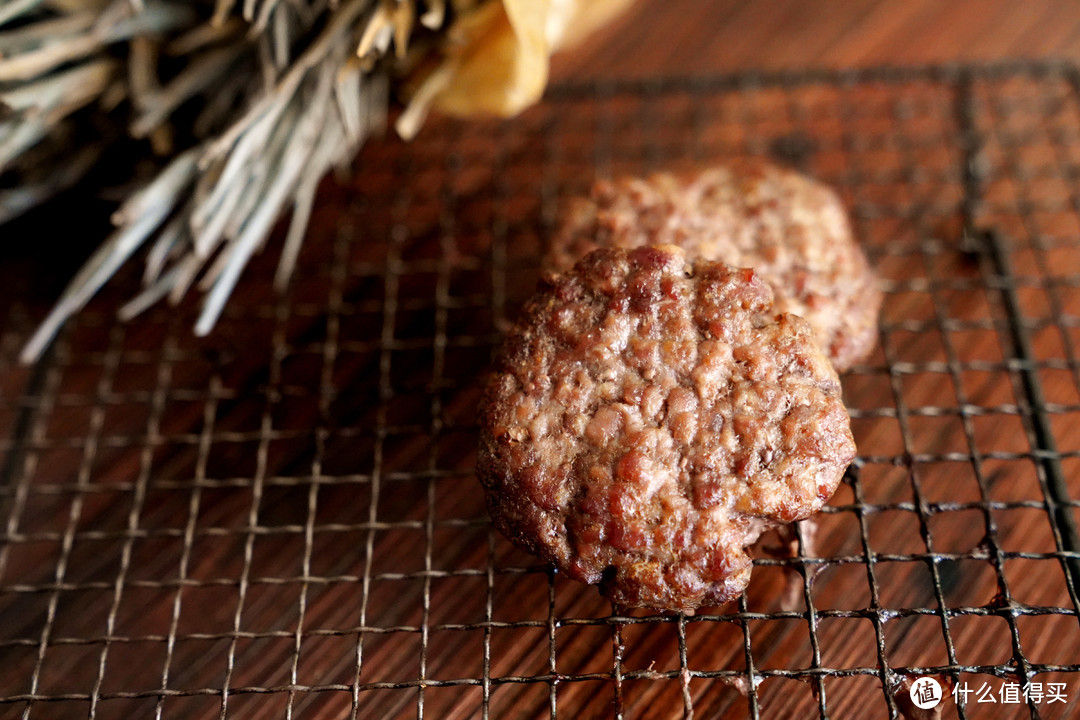 从选肉，到面包胚、酱汁的制作，教你复刻经典牛肉汉堡