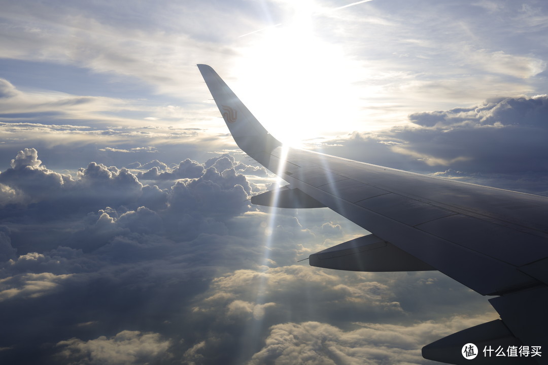 飞机上怼太阳，眩光主要是飞机玻璃脏