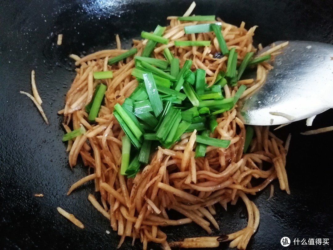 一个香芋的长假七天历程，第三天，酱香芋丝，咸香开胃多吃半碗饭