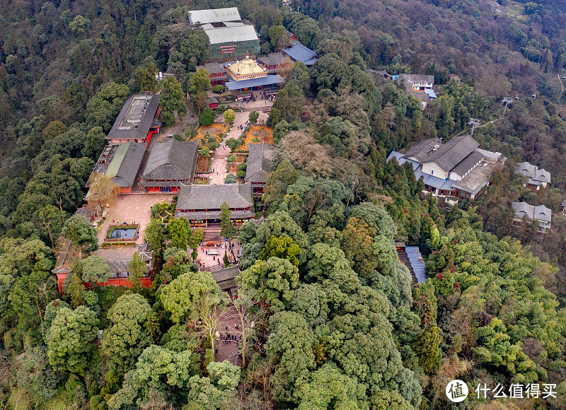 用两天时间去峨眉山逗猴子，然后住在金顶看日出