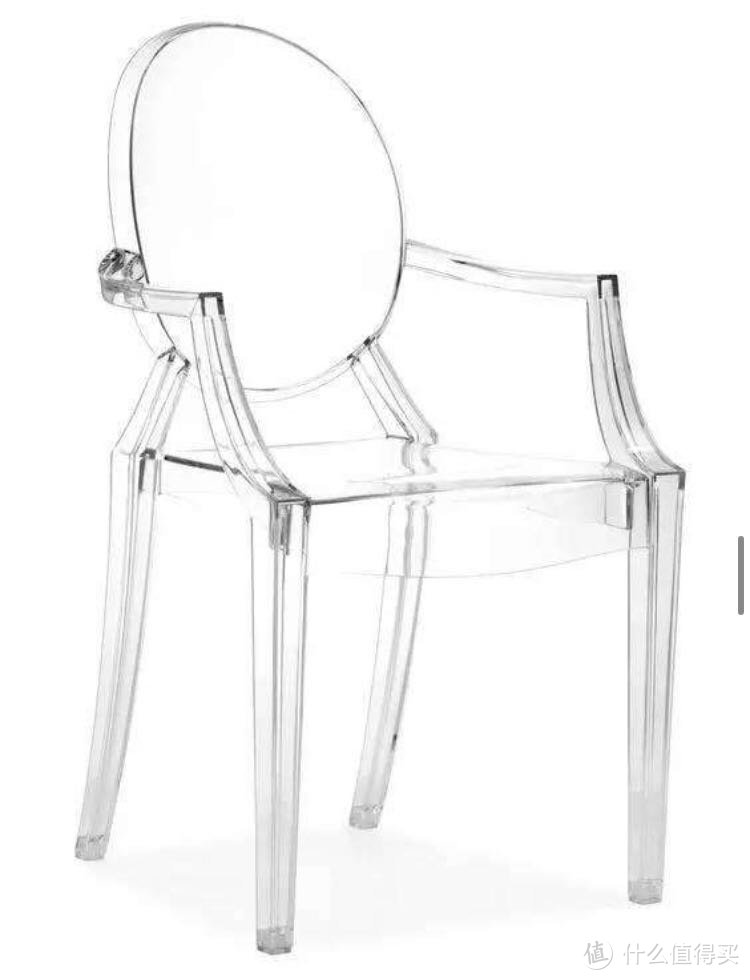 通体采用亚克力材料制成的“幽灵”椅
