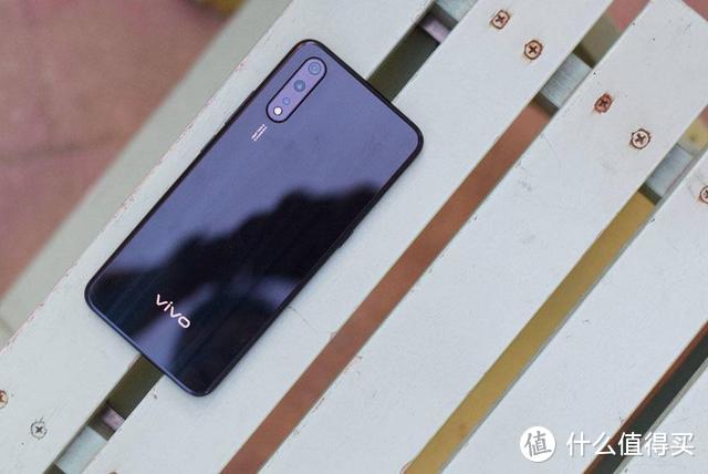 vivo Z5图赏：实力与续航兼具的千元机，目前不过时