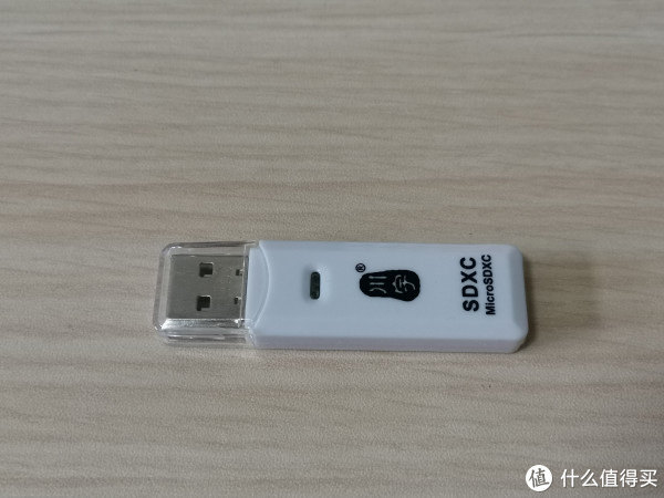 产品是白色，中间印刷一个大大的logo，显得比较干净