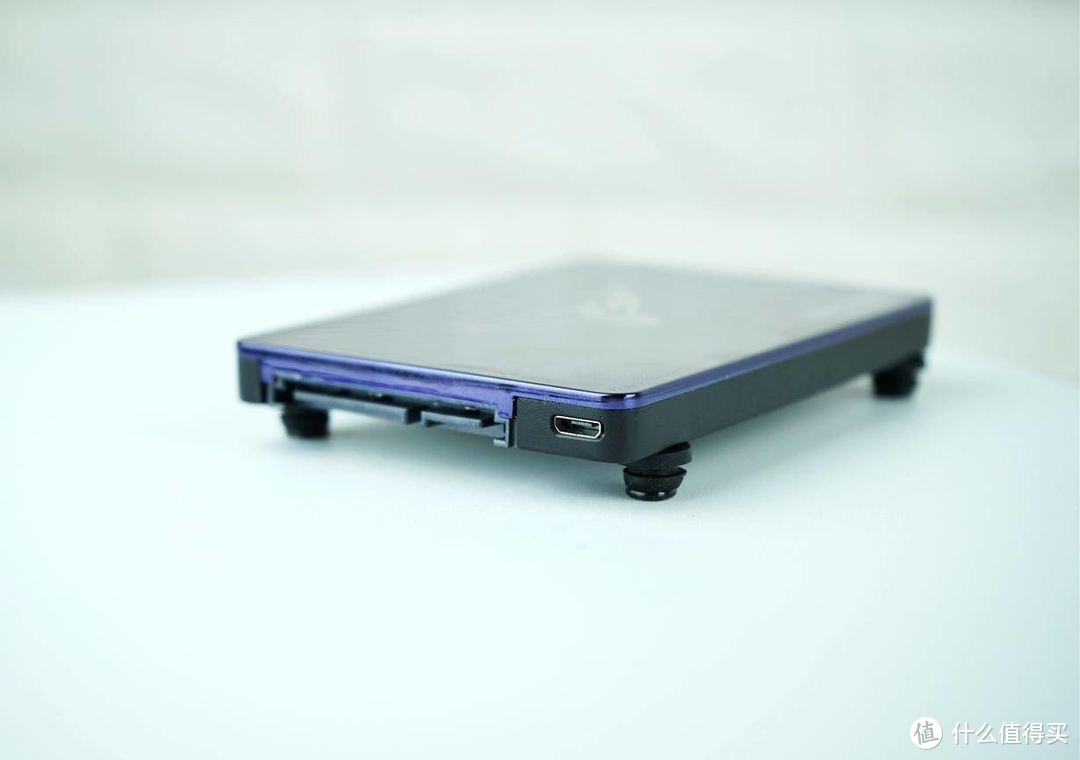 十铨首推镜面ARGB SSD固态硬盘，确实挺漂亮的！