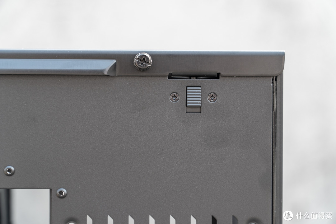 包豪斯 O11 ROG定制版 增加了顶板卡扣，因此在拆卸顶板时不仅需要拧开螺丝还要按下卡扣才能拆下