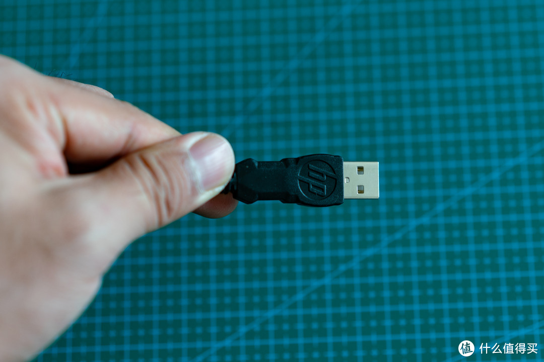 细节不会丢，防折USB插头的线缆处做了加固设计，HP的LOGO浮雕也少不了