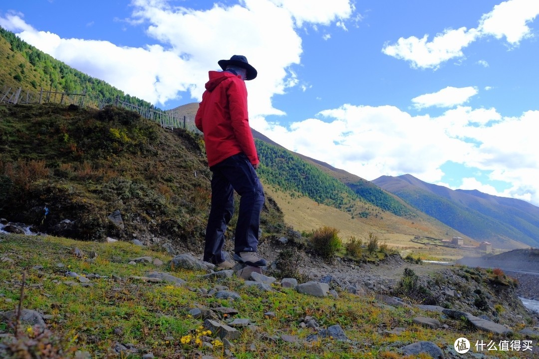 上木居村，回家看了地图，其实贡嘎雪山就在我这个山的北面，翻过这个山（4500米加，就能看到贡嘎雪山，不过这山的陡峭程度也只有当地人或者牦牛能够很简单的走上去。对于初入高原的我来说还是有难度的。）