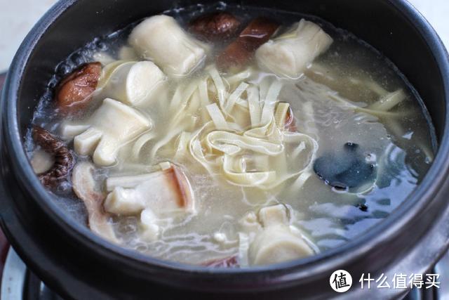 想吃米线自己做，汤鲜料足味道美，在家也能坐享云南风味