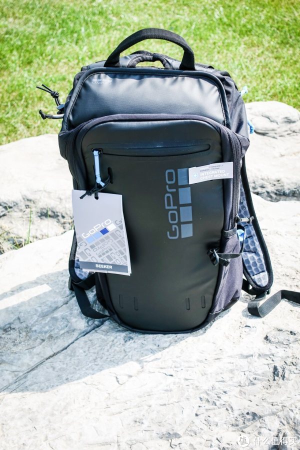 黑灰色的外观以及防水面料的选材，真的非常漂亮