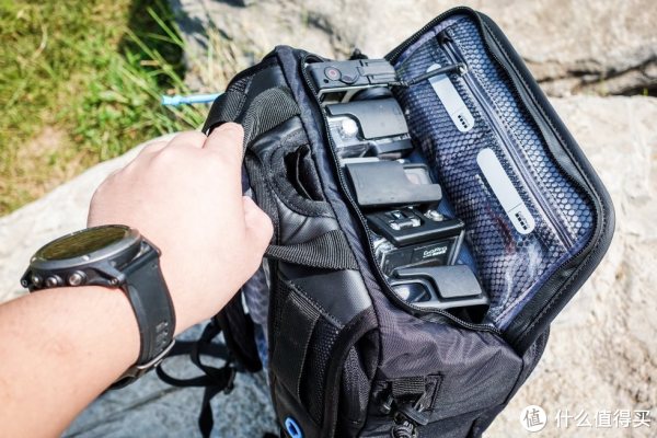 背包顶部巧妙的设计为相机妥帖地留出了5个位置，可以同时装载5台GoPro相机