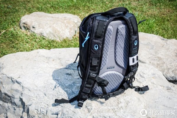 背负系统用料扎实，非常饱满，