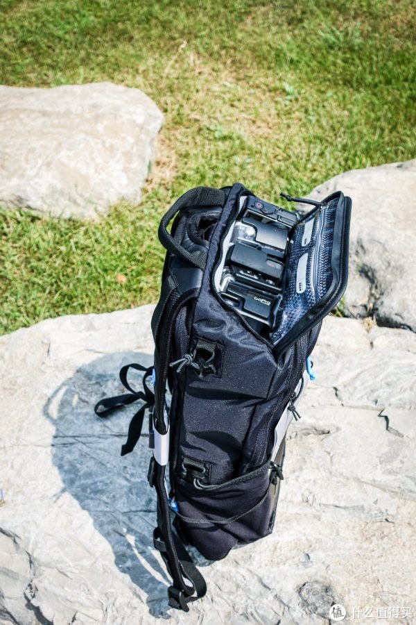 巧妙的设计为相机妥帖地留出了5个GoPro位置