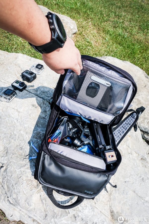 打开背包主袋，容积还是非常大的，携带GoPro所需的配件完全没有压力。