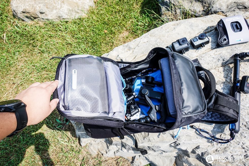 如果不装GoPro配件，可以放得下一台5D3+16-35这样的单反，还可以放旅行或运动所需的衣物一类的行李