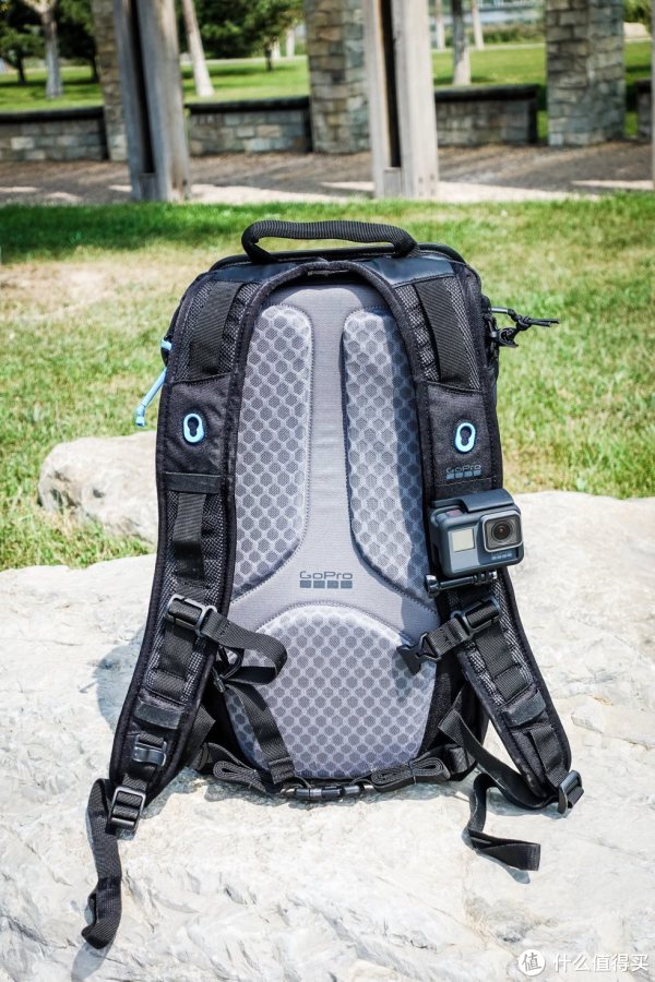 我们下面就来感受一下Seeker最大的优势，背包带上的快装底座，可以拍摄类似第一人称视角的画面