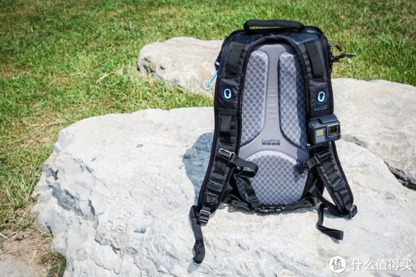 非常有逼格是不是，大爱这个安装位置，太方便了，当然还可以安装GoPro底座的其他设备，比如照明灯，稳定器之类的，更多扩展功能慢慢去发现，这也就是GoPro每次都给我们留下的创意空间