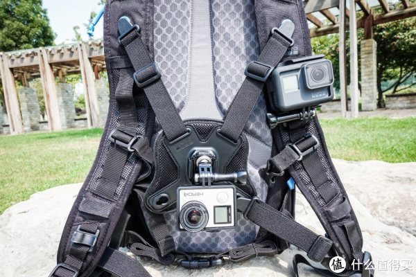 有了这个Seeker自带的胸前支架，再也不用带原来那个傻傻的胸前背带，这样非常融合，在路上被当作“怪人”而引来异样的目光的机率大大降低！