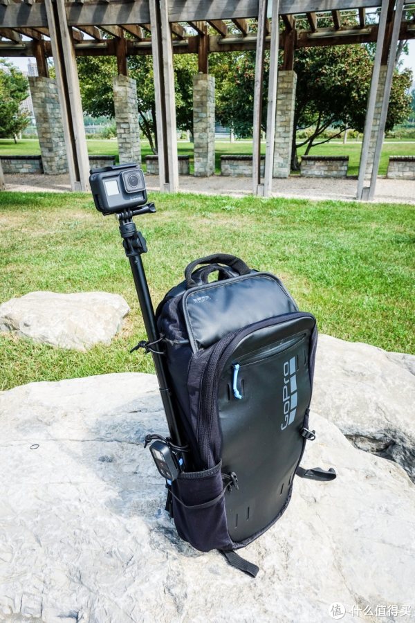这是第三种GoPro安装方式，GoPro官方称之为肩上系统，就是在背包侧面预留了两个固定结构，可以将三向支架或者可以伸缩的自拍杆轻松地固定，拍摄一种全新的视角！