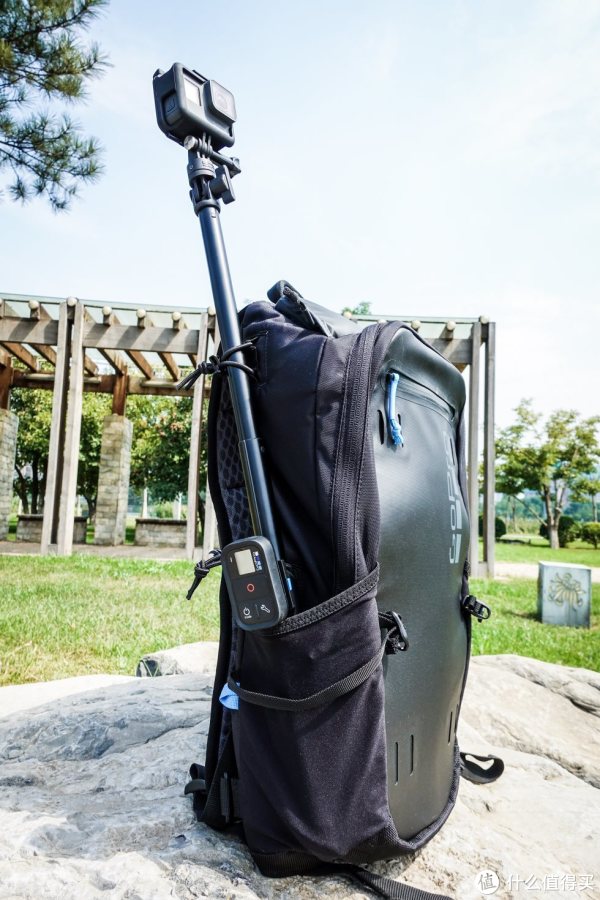 自拍杆经过3个位置的固定非常稳固，亲测跑步也完全没有掉出来的风险