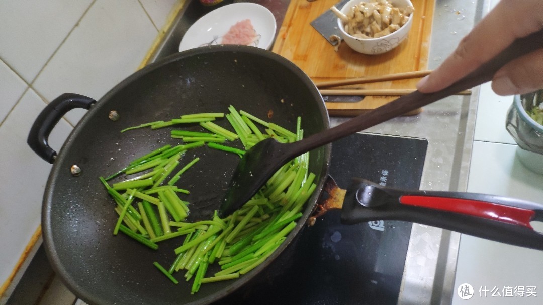 做一个芹菜炒肉，味道还是不错的哦