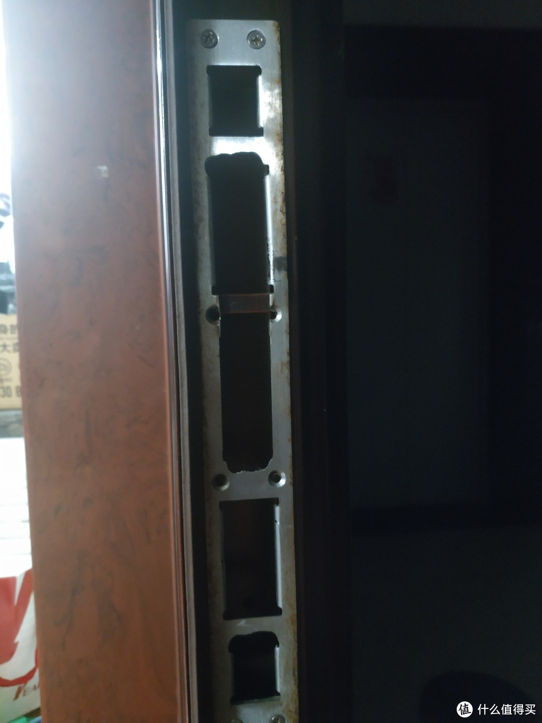 安装的师傅试了试这把锁自带的框后，跟我家的门不是很配套，还是决定在这原始的门上改动下，电磨其实磨得不是很平整。