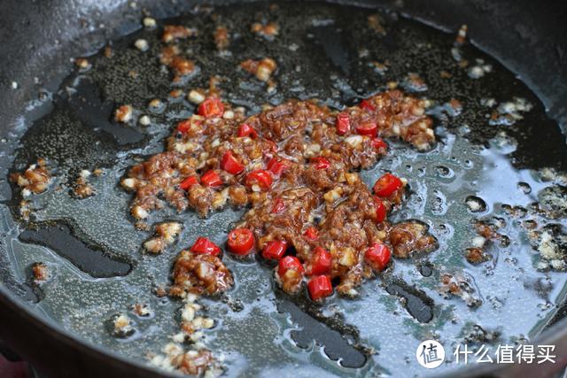 茄子和它搭配味道出奇的好，酱香浓郁特下饭，吃过一次就想第二次