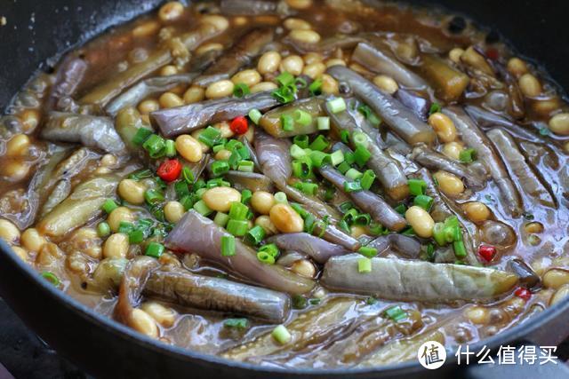 茄子和它搭配味道出奇的好，酱香浓郁特下饭，吃过一次就想第二次