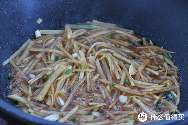 芹菜炒土豆，简单炒炒就上桌，几块钱也能吃得舒舒服服