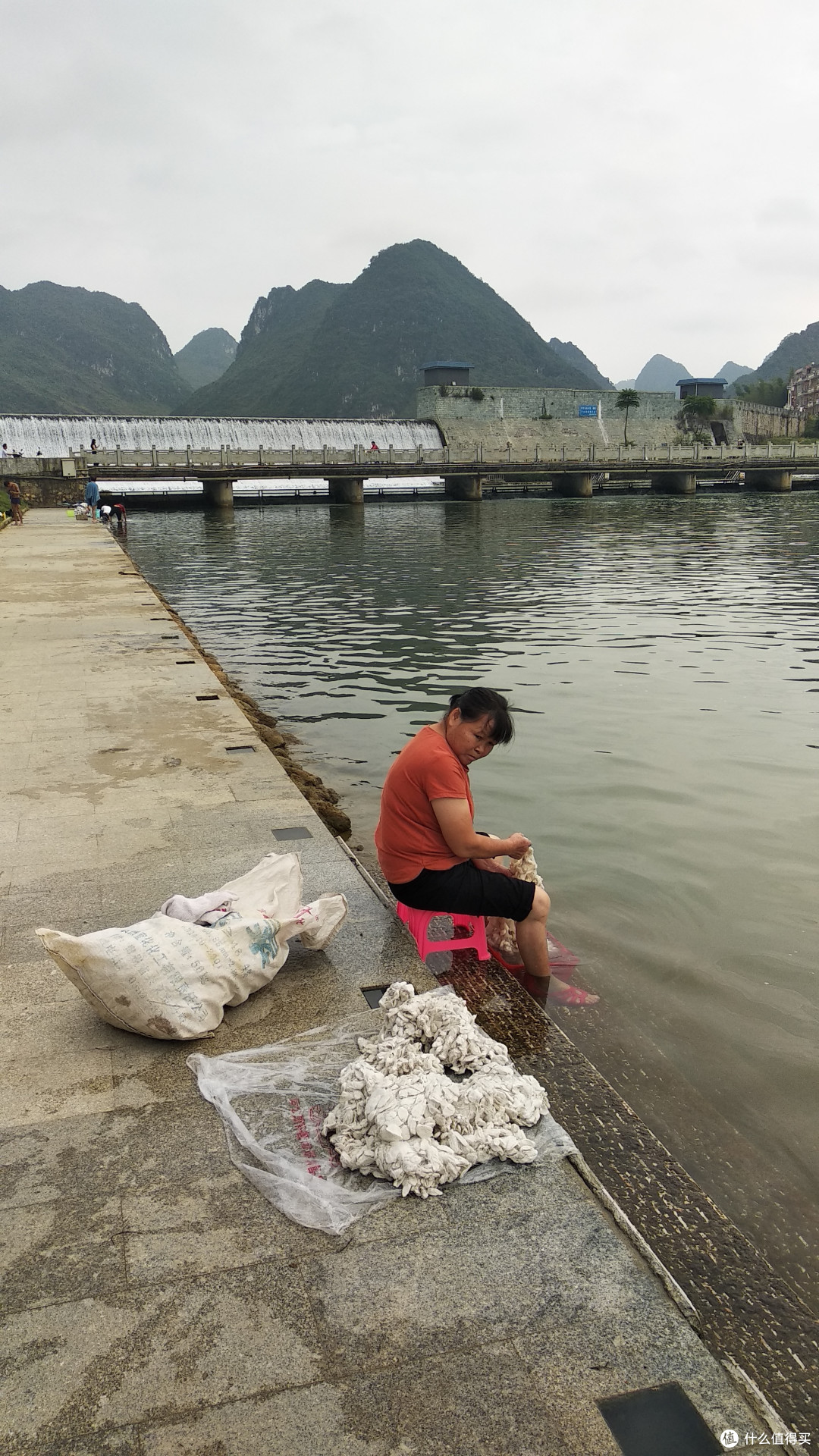 河边洗蚕茧的阿姨,我还真的第一次看到这种手工在河边洗蚕茧的