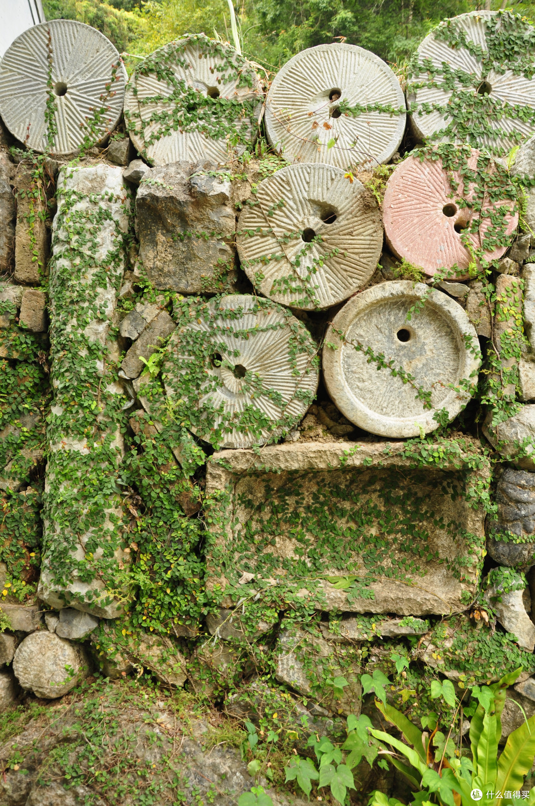 好喜欢这个石磨堆砌成的墙