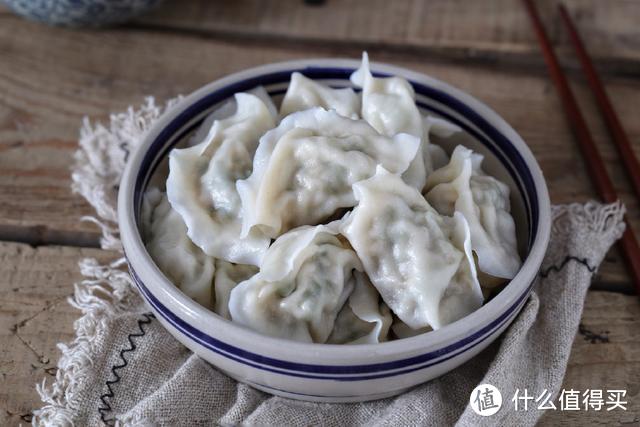 这个馅的饺子自带一股清香，咬一口倍儿鲜美，老公连吃两盘说没够