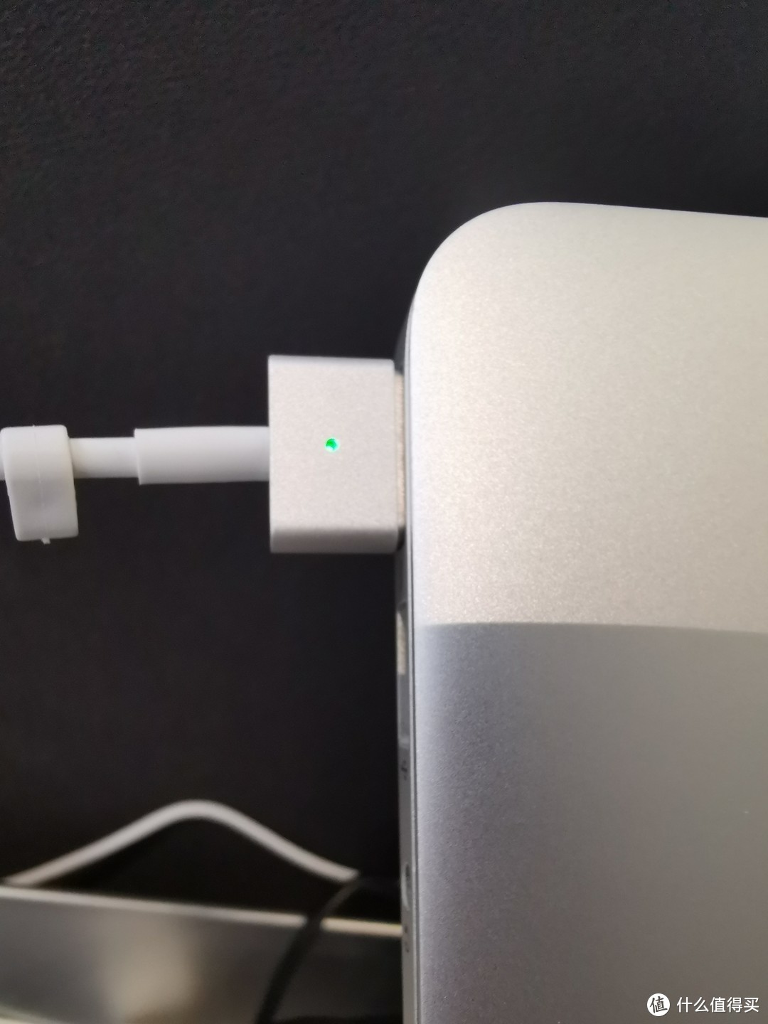 当年，Mac充电的时候还可以直接通过充电头来看电是否充满