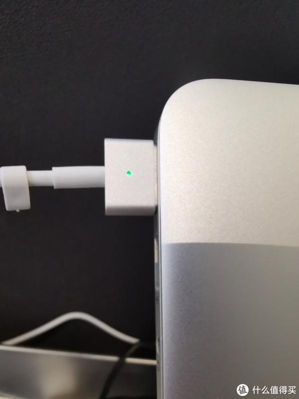 当年，Mac充电的时候还可以直接通过充电头来看电是否充满