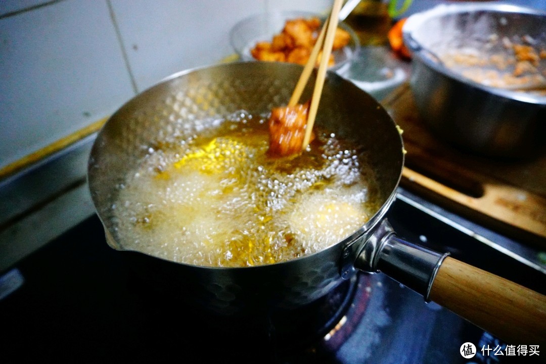 素丸子做出炸鸡块的样子，除了靠索尼，也要靠厨艺啊