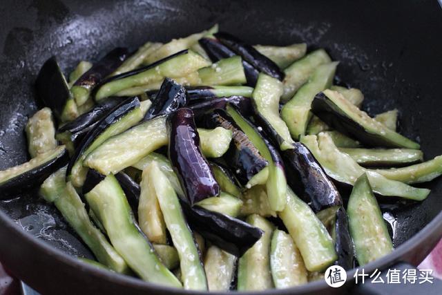 谁说烧茄子必须要过油？跟我这样做，少油不腻特下饭，比肉还好吃