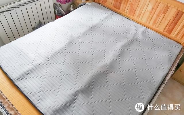 冬天新取暖方式，在床上铺“地暖”，还能烘被除螨：佳尼特智能恒温水暖床垫