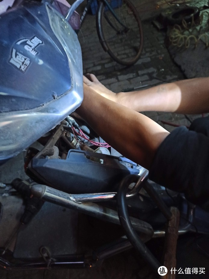 电动摩托车加一个USB充电器（这样做改装有什么用？）鬼火改装配件酷毙灯