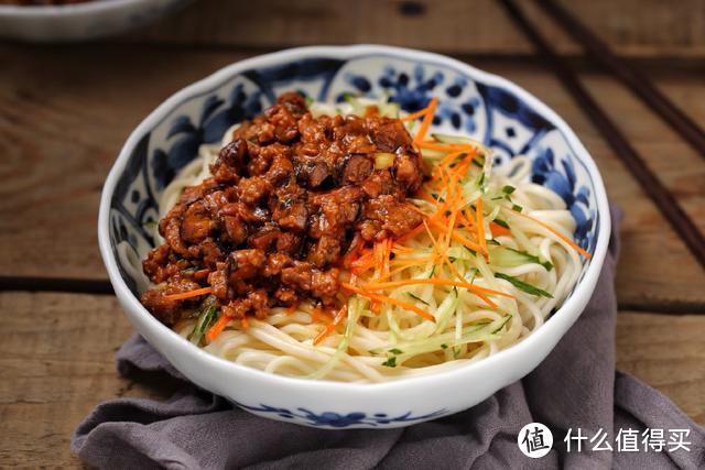 这个酱醇香美味，拌面、拌饭一绝，每次都做一大碗，两天就能吃光