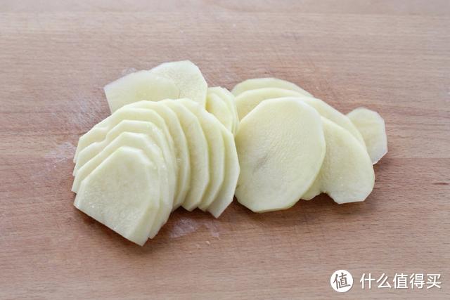 土豆别炒着吃了，做成早餐饼，口感软糯、风味独特，营养百分百！