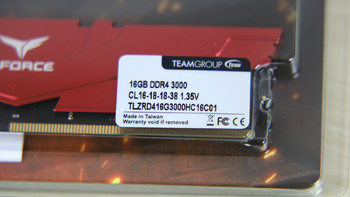 十铨火神Z DDR4 3000图片展示(散热片|材质|标签|芯片|金手指)