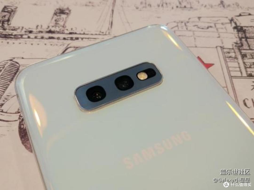 三星galaxy s10e后置采用了成熟的双摄方案,两个摄像头都是两款来自
