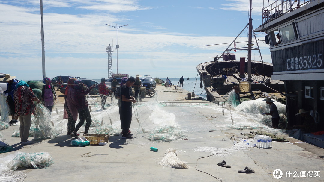渔民在整理渔网