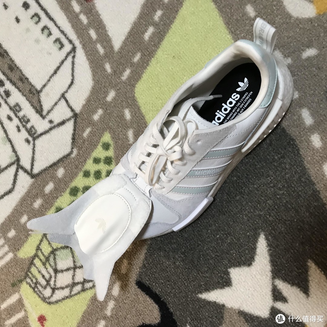 带有计步器的Adidas三叶草 MICROPACER R1复古休闲鞋