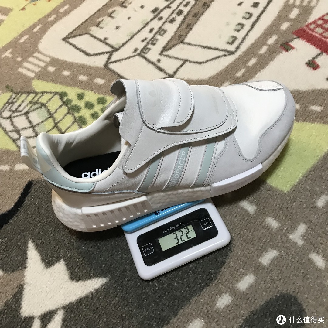 带有计步器的Adidas三叶草 MICROPACER R1复古休闲鞋