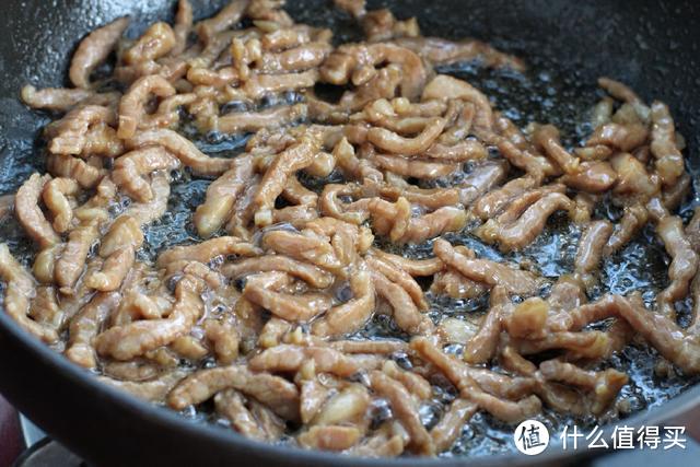 这道菜我们全家都喜欢，每次炒一盘都能吃个底朝天，真的太下饭了